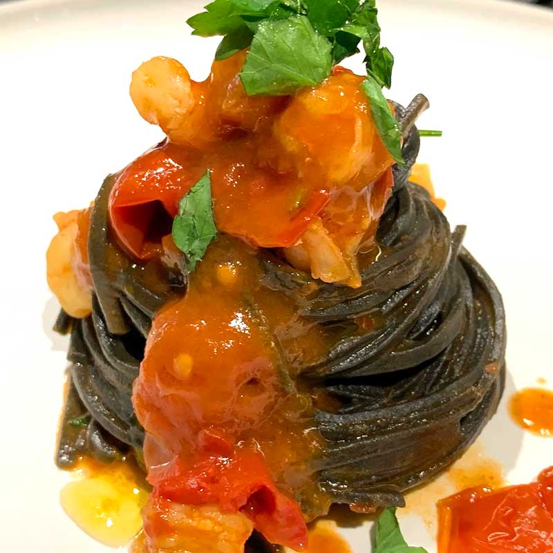 Linguine-al-nero-di-seppia-e-gamberi